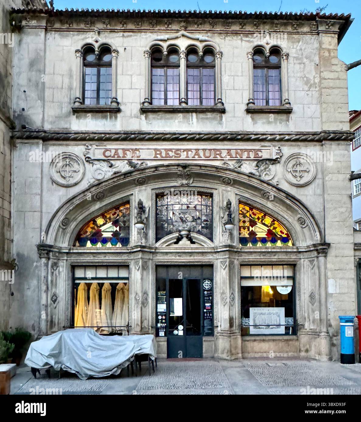 Iconico Café Santa Cruz con stile architettonico manuelino nel centro storico di Coimbra in Portogallo. - Immagine stock catturata con smartphone
