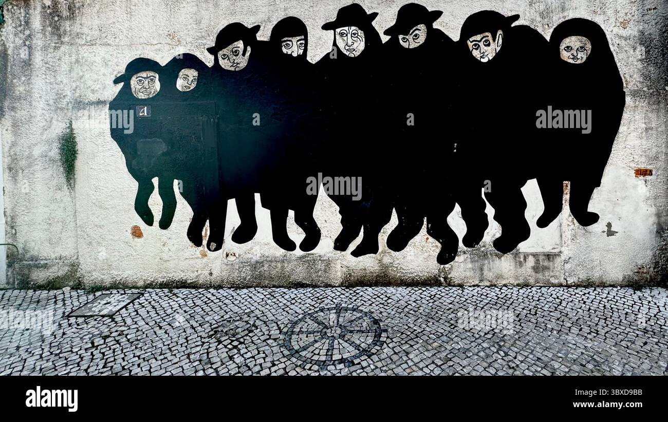 Murale di Street art Ópera Pública dell'artista Alicja Biala i Agueda Portugal - Immagine stock catturata con smartphone