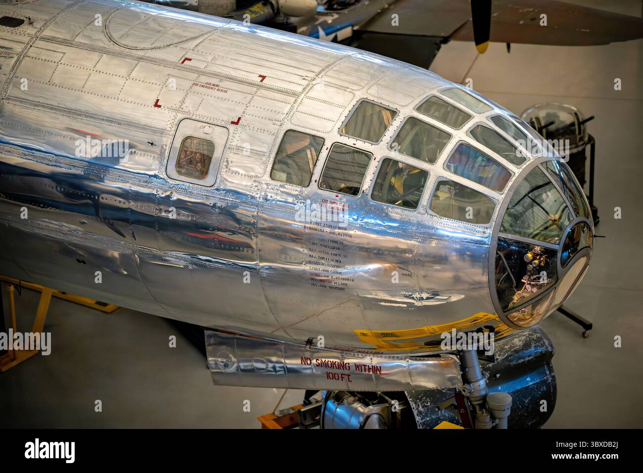 CHANTILLY, Virginia - l'area di pilotaggio e bombardieri della Enola Gay B-29 Superfortress è esposta presso lo Steven F. Udvar-Hazy Center dello Smithsonian National Air and Space Museum. Questo aereo, numero di serie 44-86292, sganciò la prima bomba atomica usata in guerra su Hiroshima, Giappone, il 6 agosto 1945, pilotata dal colonnello Paul W. Tibbets Jr., che lo chiamò in onore di sua madre, Enola Gay Tibbets. L'aereo era uno dei soli 65 B-29 modificati sotto il progetto Silverplate per trasportare armi atomiche e servì con il 509th Composite Group durante la seconda guerra mondiale dopo quasi 20 anni di restauro Foto Stock