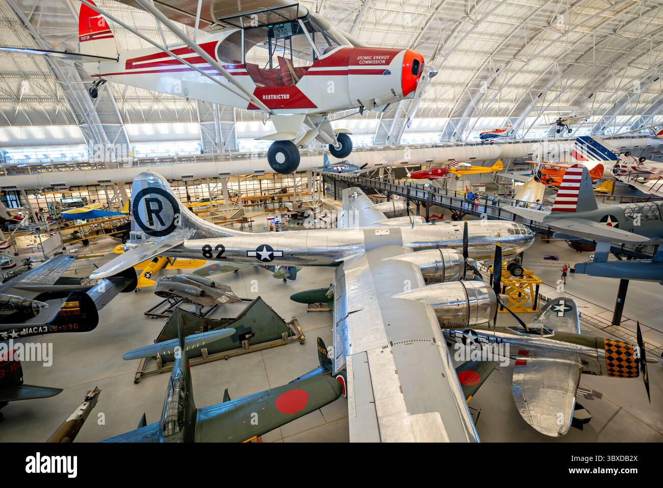 CHANTILLY, Virginia - la Enola Gay B-29 Superfortress è esposta allo Steven F. Udvar-Hazy Center del Museo Nazionale dell'aria e dello spazio dello Smithsonian. Questo aereo, numero di serie 44-86292, sganciò la prima bomba atomica usata in guerra su Hiroshima, Giappone, il 6 agosto 1945, pilotata dal colonnello Paul W. Tibbets Jr., che lo chiamò in onore di sua madre, Enola Gay Tibbets. L'aereo era uno dei soli 65 B-29 modificati sotto il progetto Silverplate per trasportare armi atomiche e servì con il 509th Composite Group durante la seconda guerra mondiale. Dopo quasi 20 anni di restauro che coinvolsero 300.000 ore di personale, l'aircr Foto Stock