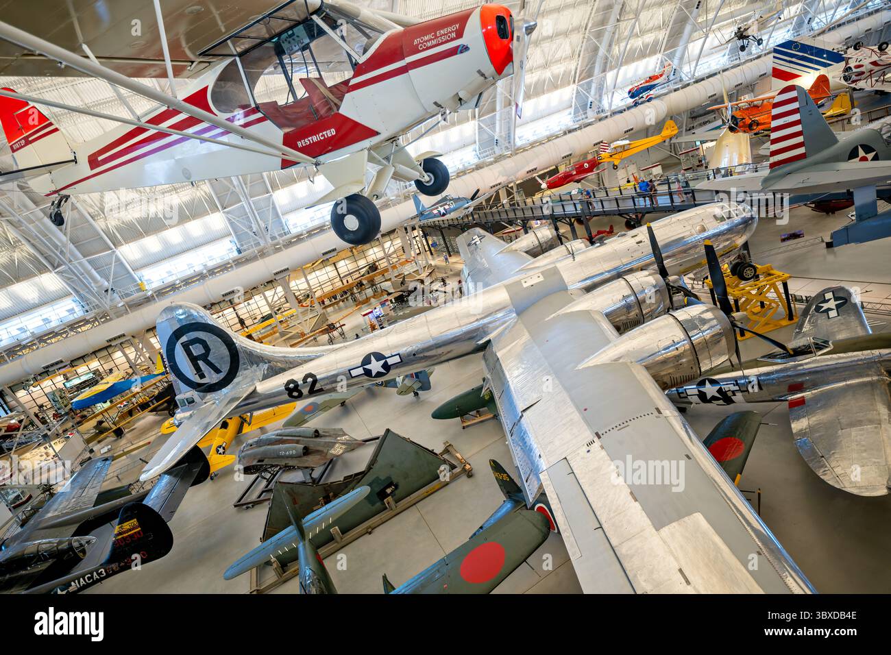 CHANTILLY, Virginia - la Enola Gay B-29 Superfortress è esposta allo Steven F. Udvar-Hazy Center del Museo Nazionale dell'aria e dello spazio dello Smithsonian. Questo aereo, numero di serie 44-86292, sganciò la prima bomba atomica usata in guerra su Hiroshima, Giappone, il 6 agosto 1945, pilotata dal colonnello Paul W. Tibbets Jr., che lo chiamò in onore di sua madre, Enola Gay Tibbets. L'aereo era uno dei soli 65 B-29 modificati sotto il progetto Silverplate per trasportare armi atomiche e servì con il 509th Composite Group durante la seconda guerra mondiale. Dopo quasi 20 anni di restauro che coinvolsero 300.000 ore di personale, l'aircr Foto Stock