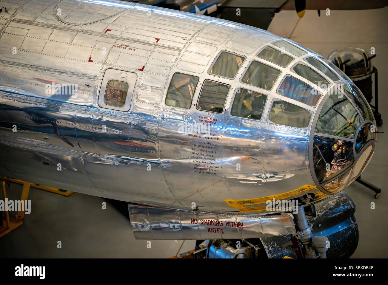 CHANTILLY, Virginia - l'area di pilotaggio e bombardieri della Enola Gay B-29 Superfortress è esposta presso lo Steven F. Udvar-Hazy Center dello Smithsonian National Air and Space Museum. Questo aereo, numero di serie 44-86292, sganciò la prima bomba atomica usata in guerra su Hiroshima, Giappone, il 6 agosto 1945, pilotata dal colonnello Paul W. Tibbets Jr., che lo chiamò in onore di sua madre, Enola Gay Tibbets. L'aereo era uno dei soli 65 B-29 modificati sotto il progetto Silverplate per trasportare armi atomiche e servì con il 509th Composite Group durante la seconda guerra mondiale dopo quasi 20 anni di restauro Foto Stock