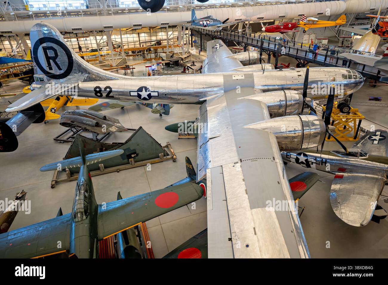 CHANTILLY, Virginia - la Enola Gay B-29 Superfortress è esposta allo Steven F. Udvar-Hazy Center del Museo Nazionale dell'aria e dello spazio dello Smithsonian. Questo aereo, numero di serie 44-86292, sganciò la prima bomba atomica usata in guerra su Hiroshima, Giappone, il 6 agosto 1945, pilotata dal colonnello Paul W. Tibbets Jr., che lo chiamò in onore di sua madre, Enola Gay Tibbets. L'aereo era uno dei soli 65 B-29 modificati sotto il progetto Silverplate per trasportare armi atomiche e servì con il 509th Composite Group durante la seconda guerra mondiale. Dopo quasi 20 anni di restauro che coinvolsero 300.000 ore di personale, l'aircr Foto Stock