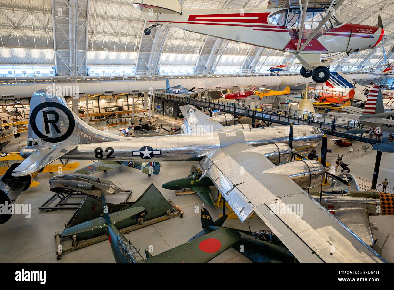 CHANTILLY, Virginia - la Enola Gay B-29 Superfortress è esposta allo Steven F. Udvar-Hazy Center del Museo Nazionale dell'aria e dello spazio dello Smithsonian. Questo aereo, numero di serie 44-86292, sganciò la prima bomba atomica usata in guerra su Hiroshima, Giappone, il 6 agosto 1945, pilotata dal colonnello Paul W. Tibbets Jr., che lo chiamò in onore di sua madre, Enola Gay Tibbets. L'aereo era uno dei soli 65 B-29 modificati sotto il progetto Silverplate per trasportare armi atomiche e servì con il 509th Composite Group durante la seconda guerra mondiale. Dopo quasi 20 anni di restauro che coinvolsero 300.000 ore di personale, l'aircr Foto Stock