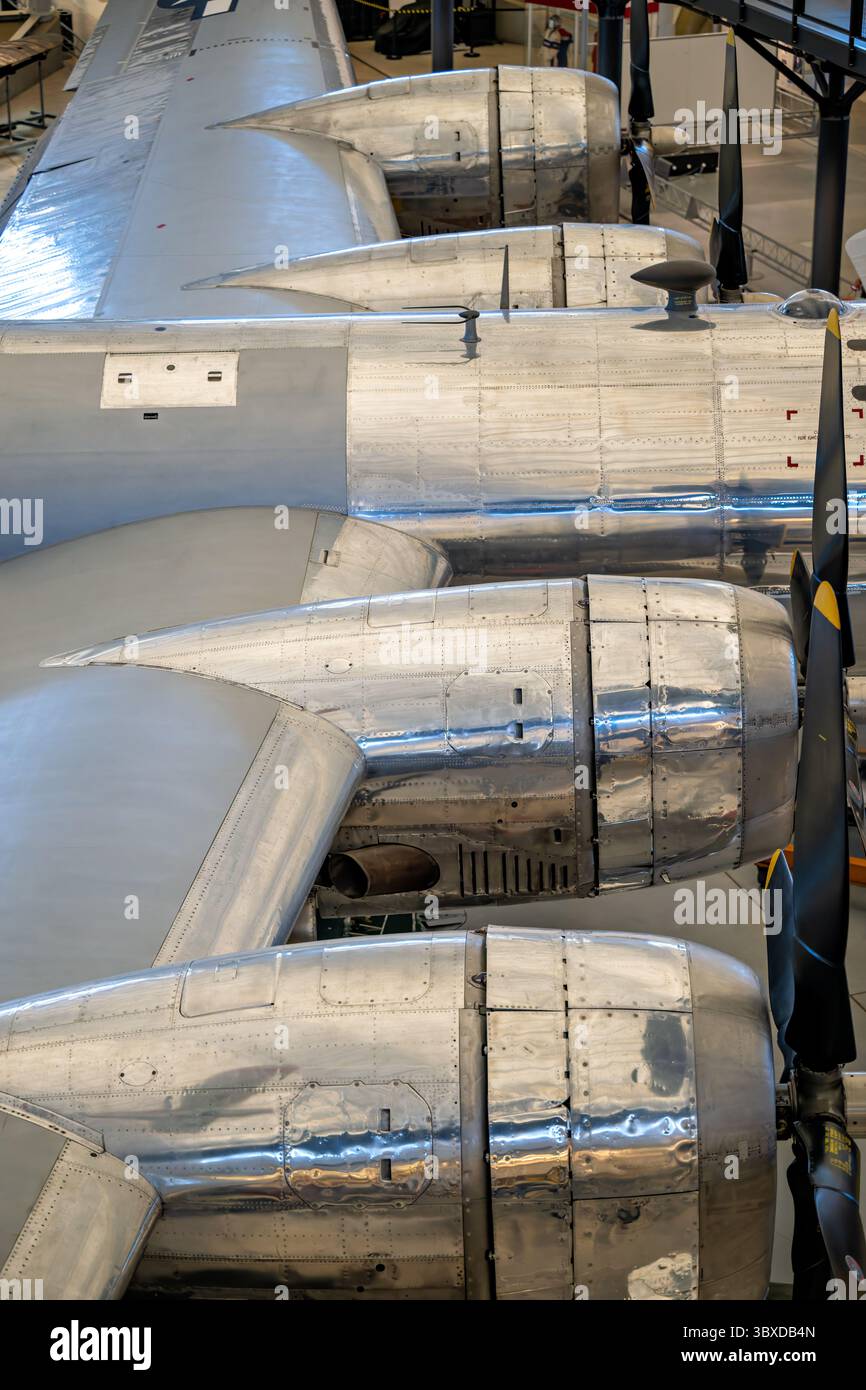 CHANTILLY, Virginia - la Enola Gay B-29 Superfortress con i suoi quattro motori e le eliche è esposta allo Steven F. Udvar-Hazy Center del Museo Nazionale dell'aria e dello spazio dello Smithsonian. Questo aereo, numero di serie 44-86292, sganciò la prima bomba atomica usata in guerra su Hiroshima, Giappone, il 6 agosto 1945, pilotata dal colonnello Paul W. Tibbets Jr., che lo chiamò in onore di sua madre, Enola Gay Tibbets. L'aereo era uno dei soli 65 B-29 modificati sotto il progetto Silverplate per trasportare armi atomiche e servì con il 509th Composite Group durante la seconda guerra mondiale dopo quasi 20 anni di restauro inv Foto Stock