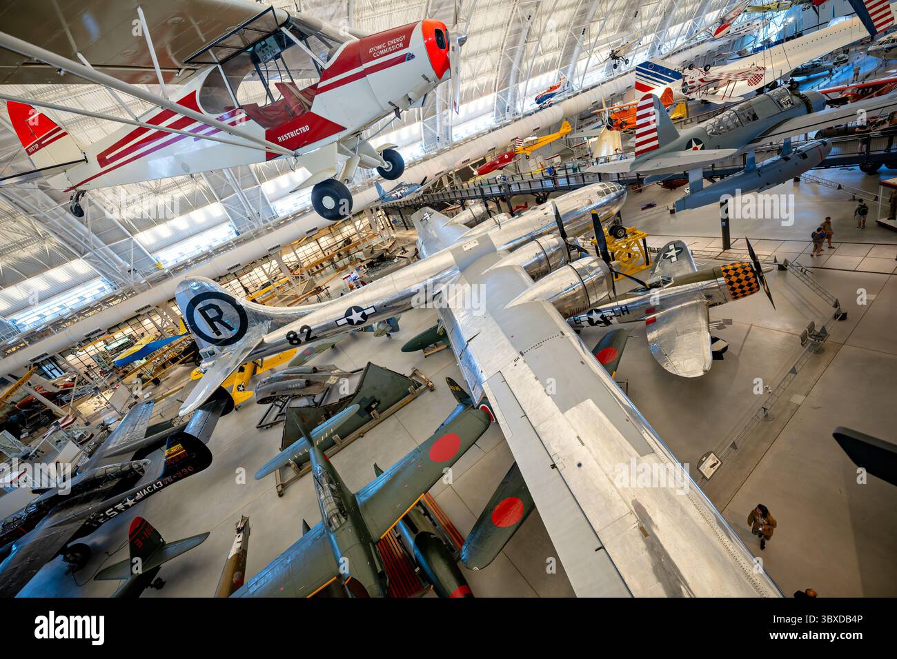 CHANTILLY, Virginia - la Enola Gay B-29 Superfortress è esposta allo Steven F. Udvar-Hazy Center del Museo Nazionale dell'aria e dello spazio dello Smithsonian. Questo aereo, numero di serie 44-86292, sganciò la prima bomba atomica usata in guerra su Hiroshima, Giappone, il 6 agosto 1945, pilotata dal colonnello Paul W. Tibbets Jr., che lo chiamò in onore di sua madre, Enola Gay Tibbets. L'aereo era uno dei soli 65 B-29 modificati sotto il progetto Silverplate per trasportare armi atomiche e servì con il 509th Composite Group durante la seconda guerra mondiale. Dopo quasi 20 anni di restauro che coinvolsero 300.000 ore di personale, l'aircr Foto Stock