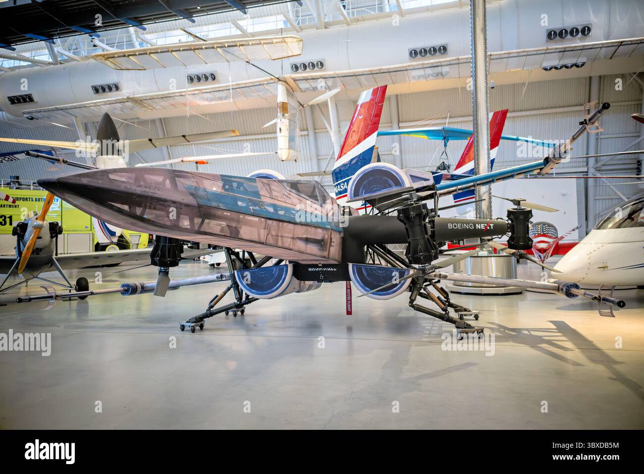 WASHINGTON DC - il drone Boeing Cargo Air Vehicle (CAV) mostra il suo costume da combattimento X-Wing dell'attrazione Star Wars: Galaxy's Edge del 2019 che si apre al Walt Disney World di Orlando, Florida. Boeing ha collaborato con la Walt Disney Company per montare telai X-Wing su questi grandi droni eVTOL (elettrici verticali decollo e atterraggio), che gli operatori hanno volato a distanza durante gli eventi di debutto dell'attrazione, mentre i faretti ultravioletti hanno illuminato solo le porzioni in costume. Il CAV è un aeromobile completamente elettrico senza equipaggio in grado di trasportare 225 kg (500 libbre) di carico, sviluppato da Boeing Beginning Foto Stock