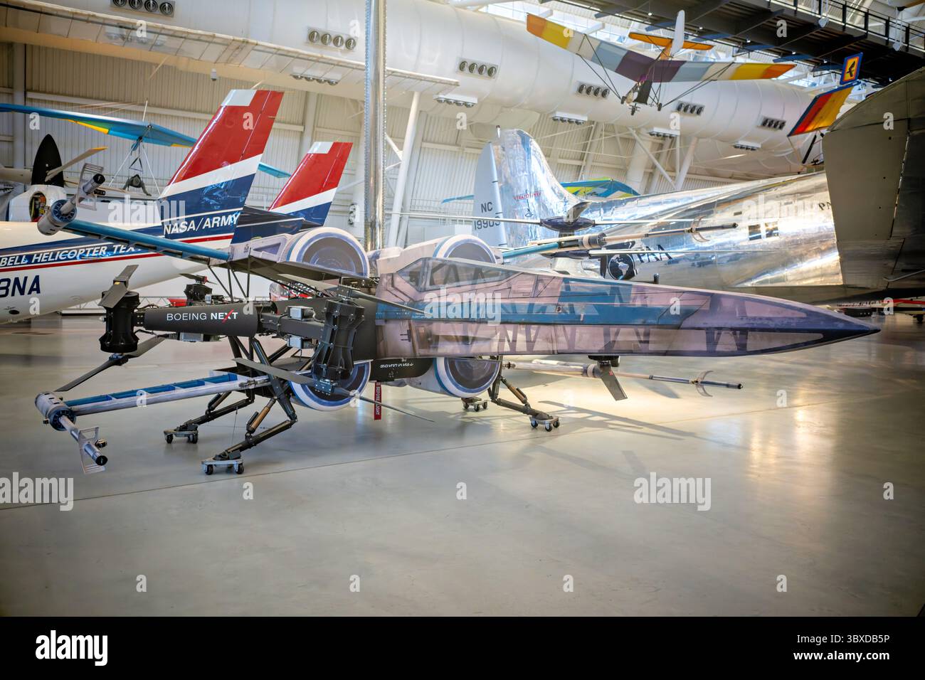 WASHINGTON DC - il drone Boeing Cargo Air Vehicle (CAV) mostra il suo costume da combattimento X-Wing dell'attrazione Star Wars: Galaxy's Edge del 2019 che si apre al Walt Disney World di Orlando, Florida. Boeing ha collaborato con la Walt Disney Company per montare telai X-Wing su questi grandi droni eVTOL (elettrici verticali decollo e atterraggio), che gli operatori hanno volato a distanza durante gli eventi di debutto dell'attrazione, mentre i faretti ultravioletti hanno illuminato solo le porzioni in costume. Il CAV è un aeromobile completamente elettrico senza equipaggio in grado di trasportare 225 kg (500 libbre) di carico, sviluppato da Boeing Beginning Foto Stock