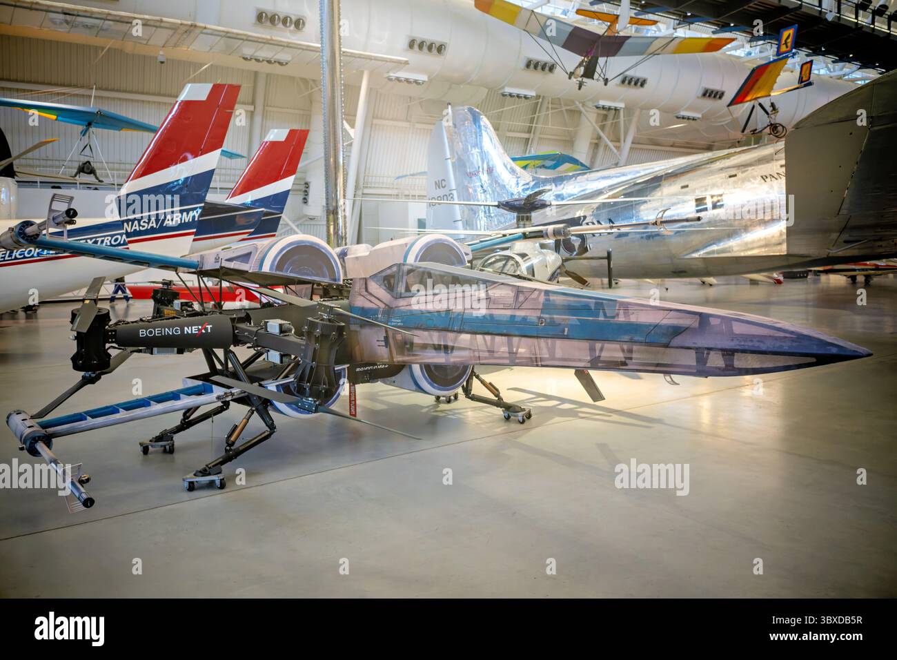 WASHINGTON DC - il drone Boeing Cargo Air Vehicle (CAV) mostra il suo costume da combattimento X-Wing dell'attrazione Star Wars: Galaxy's Edge del 2019 che si apre al Walt Disney World di Orlando, Florida. Boeing ha collaborato con la Walt Disney Company per montare telai X-Wing su questi grandi droni eVTOL (elettrici verticali decollo e atterraggio), che gli operatori hanno volato a distanza durante gli eventi di debutto dell'attrazione, mentre i faretti ultravioletti hanno illuminato solo le porzioni in costume. Il CAV è un aeromobile completamente elettrico senza equipaggio in grado di trasportare 225 kg (500 libbre) di carico, sviluppato da Boeing Beginning Foto Stock
