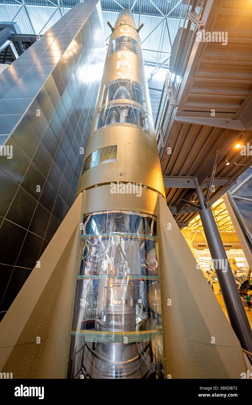 CHANTILLY, Virginia - il display del missile Redstone presso l'Udvar-Hazy Center mostra i componenti interni del primo missile statunitense a combustibile liquido su larga scala a diventare operativo. Il Redstone divenne uno degli sviluppi storicamente più importanti nella tecnologia missilistica degli Stati Uniti, con versioni modificate che lanciarono l'Explorer 1, il primo satellite artificiale americano, nel 1958 e l'astronauta Alan B. Shepard Jr. Nel 1961. Il missile ha fatto il suo primo volo di successo nel 1953 ed è diventato operativo nel 1958, con un raggio di 320-400 chilometri (200-250 miglia) e la capacità di trasportare convenzionale o nuc Foto Stock