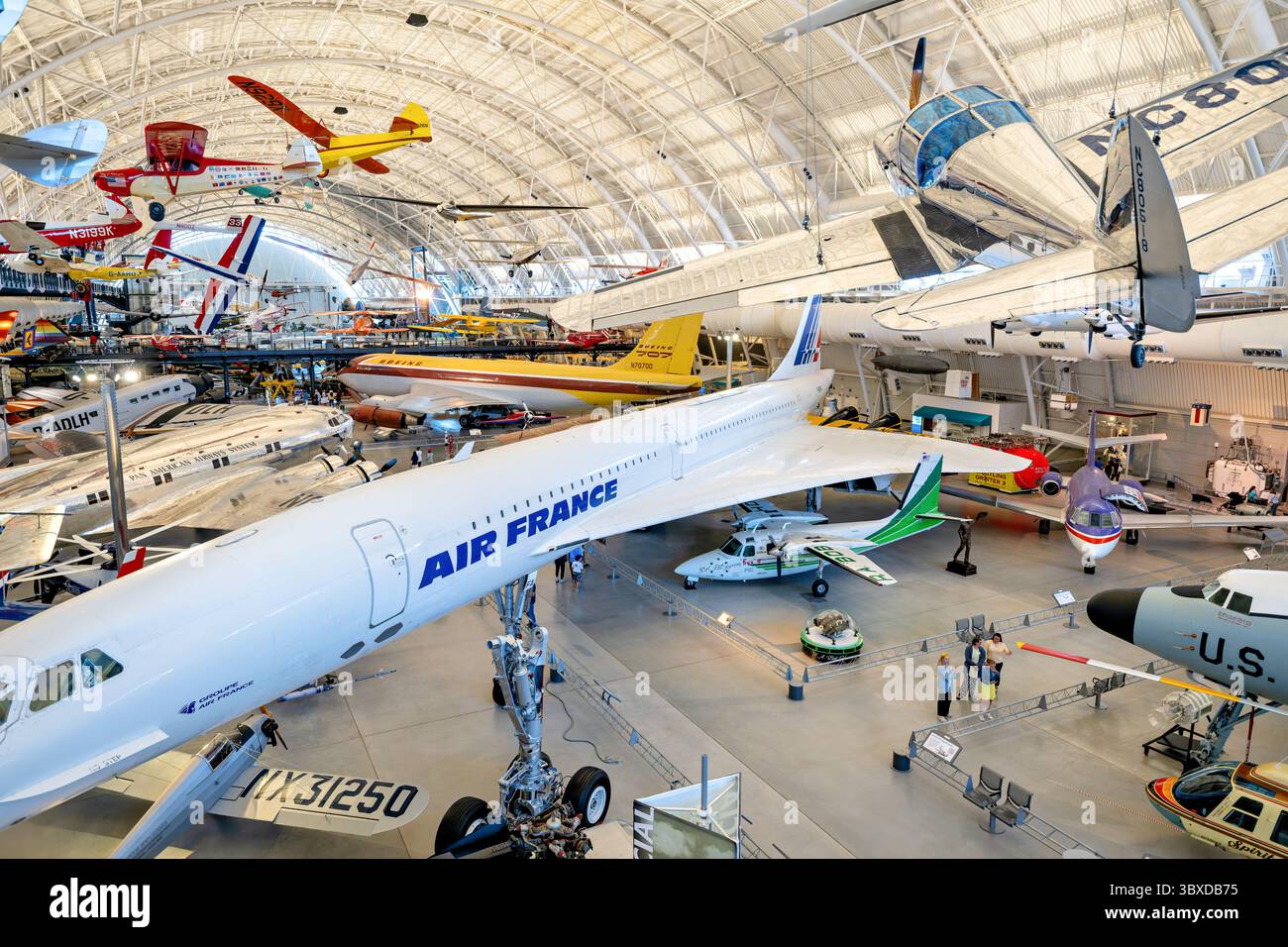 CHANTILLY, Virginia - il Commercial Aviation Hangar presso lo Steven F. Udvar-Hazy Center del National Air and Space Museum espone gli aerei della storia del volo commerciale. L'hangar fa parte della principale struttura museale dell'aviazione e dello spazio dello Smithsonian Institution, che ha aperto nel 2003 per ospitare aerei e veicoli spaziali troppo grandi per il museo principale del National Mall. L'Udvar-Hazy Center si trova vicino all'aeroporto internazionale Dulles di Washington e funge da deposito principale per la collezione del National Air and Space Museum. La struttura si estende su una superficie di 760.000 piedi quadrati (70.600 metri quadrati) Foto Stock