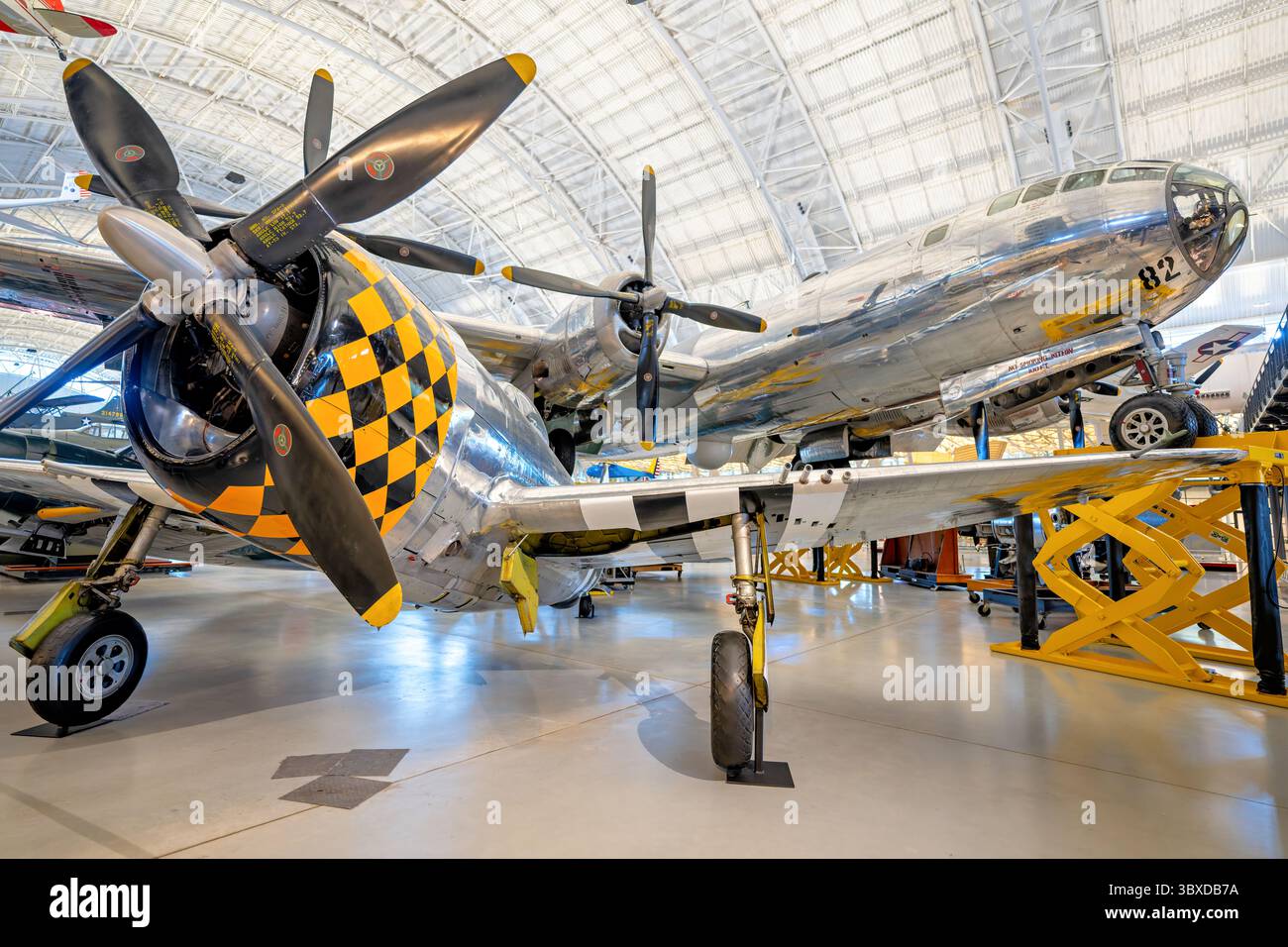 CHANTILLY, Virginia - l'aereo da caccia Republic P-47D Thunderbolt è esposto allo Smithsonian's National Air and Space Museum Udvar-Hazy Center, con l'Enola Gay visibile sullo sfondo. Questo P-47D-30-RA fu consegnato a Godman Field, Kentucky, nel 1944 e servì come addestratore di armi aeree prima di essere trasferito allo U.S. Air Force Museum e poi allo Smithsonian. Il P-47 Thunderbolt, equipaggiato con un motore radiale Pratt & Whitney R-2800-59 Double Wasp da 2.000 cavalli e armato con otto mitragliatrici calibro .50, era considerato uno dei tre migliori caccia americani di Wor Foto Stock
