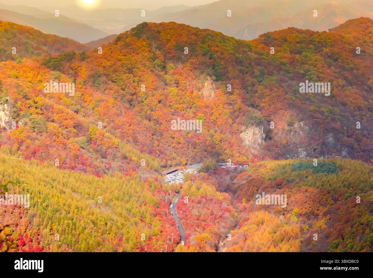 Alba in autunno sull'area panoramica di Laobiangou vicino a Benxi, Cina Foto Stock