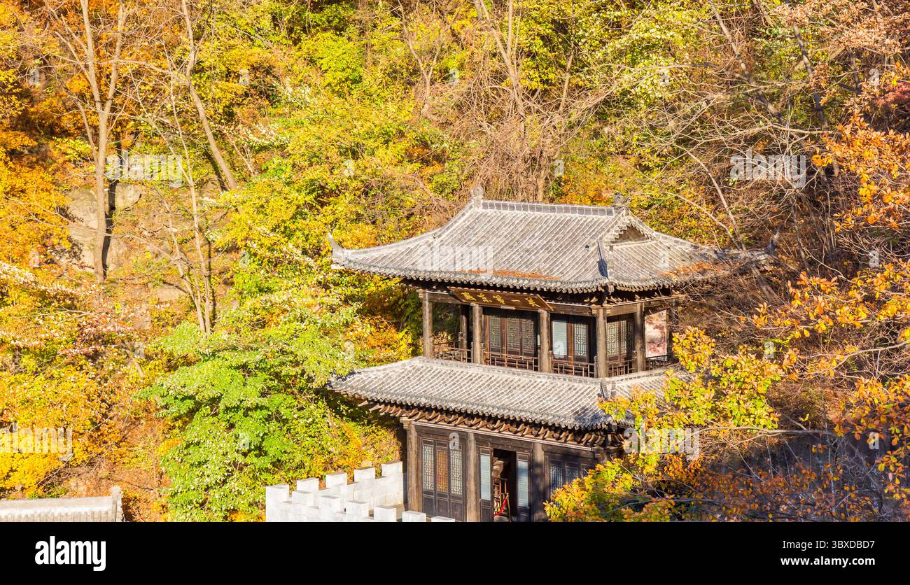 Tradizionale casa cinese in legno presso il lago Guan Shan vicino a Benxi, Cina Foto Stock