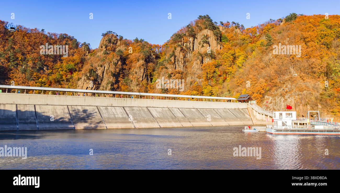 Panorama della diga nel lago Guan Shan vicino a Benxi, Cina Foto Stock