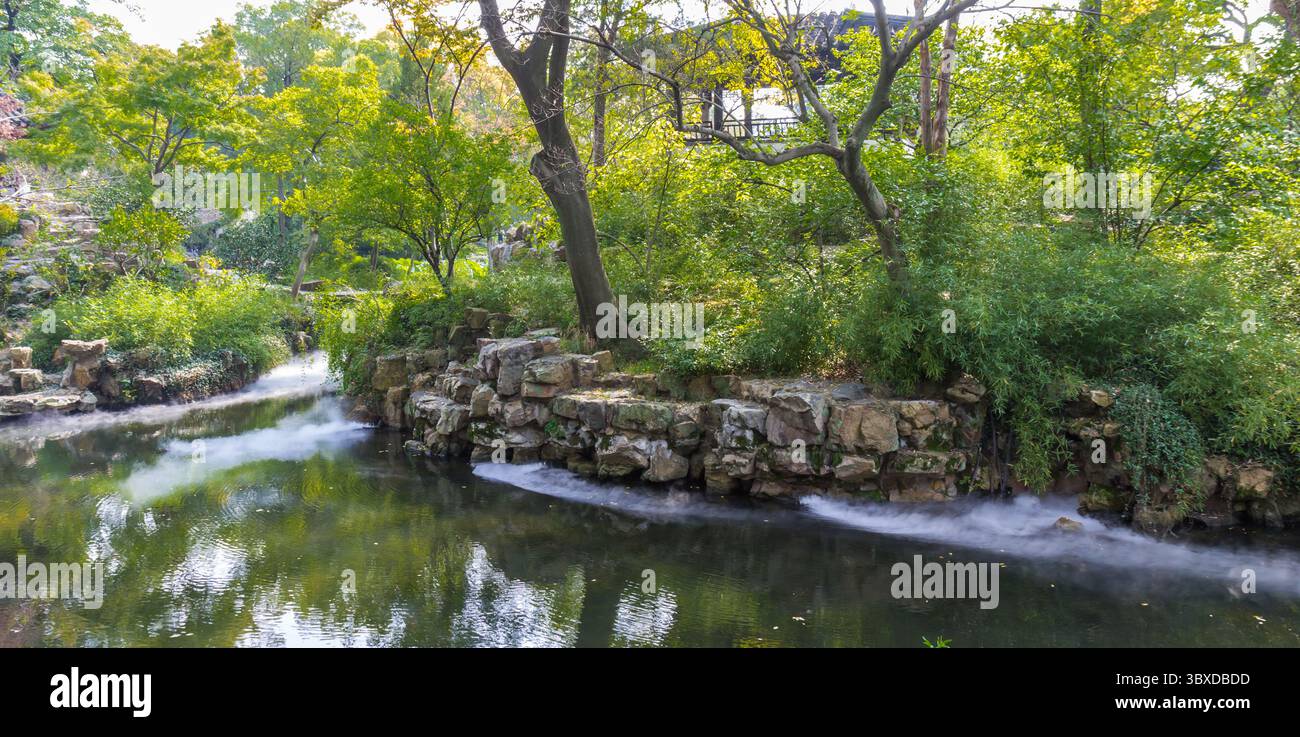 Panorama di nebbia sull'acqua nel giardino degli umili amministratori di Suzhou, Cina Foto Stock
