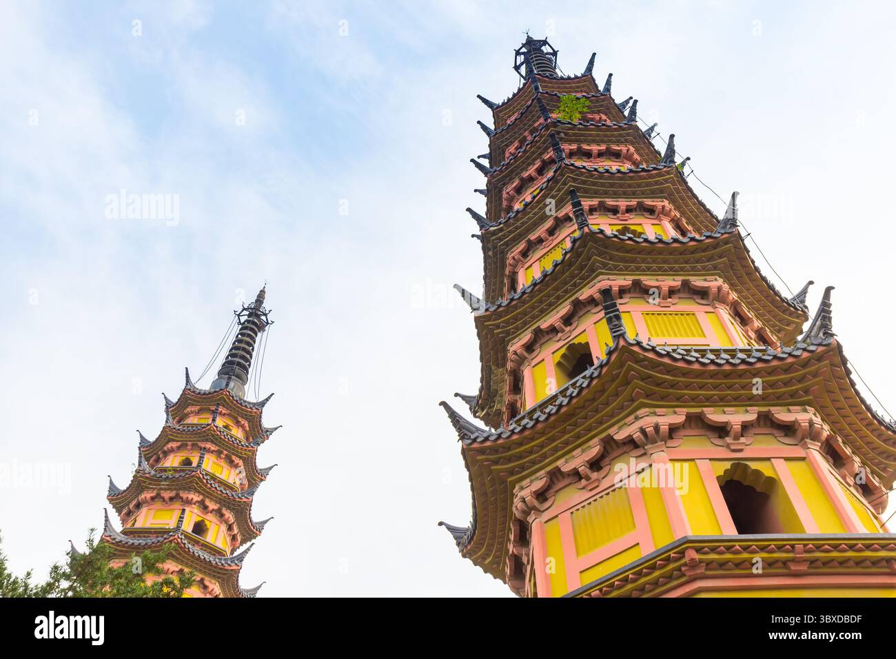 Storiche pagode buddiste a torri gemelle a Suzhou, Cina Foto Stock