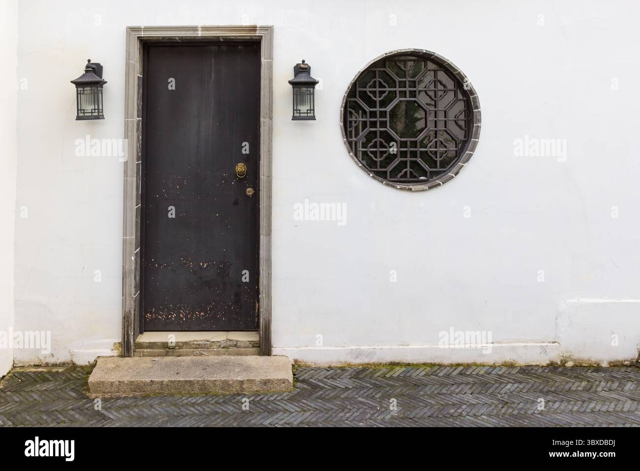 Porta e finestra di una vecchia casa bianca a Suzhou, Cina Foto Stock