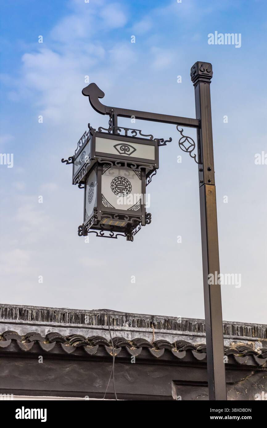 Tradizionale lanterna cinese nella città storica di Suzhou, Cina Foto Stock