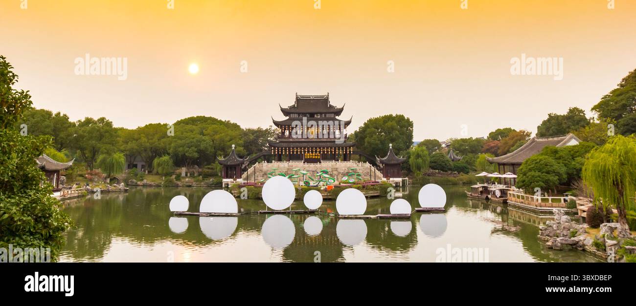 Panorama del tramonto sul padiglione nell'area panoramica di Panmen a Suzhou, Cina Foto Stock