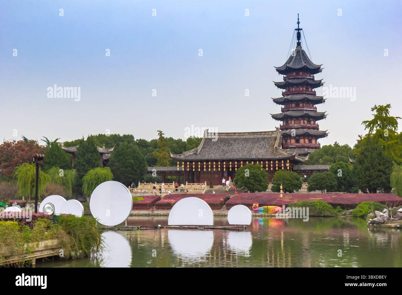 Cerchi bianchi e pagoda nell'area panoramica di Panmen a Suzhou, Cina Foto Stock