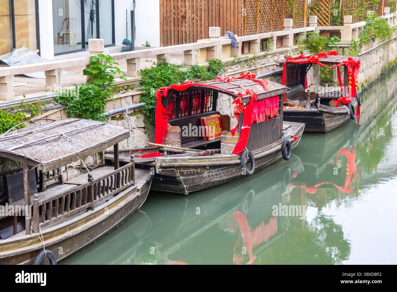 Vecchie barche in legno nell'antico canale della zona panoramica di Panmen a Suzhou, Cina Foto Stock