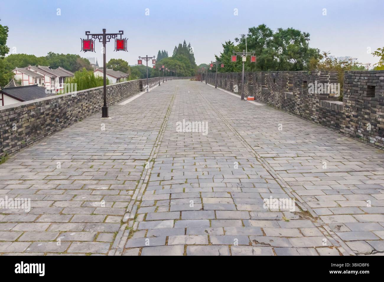 Strada in cima alle antiche mura della città di Panmen, area panoramica a Suzhou, Cina Foto Stock