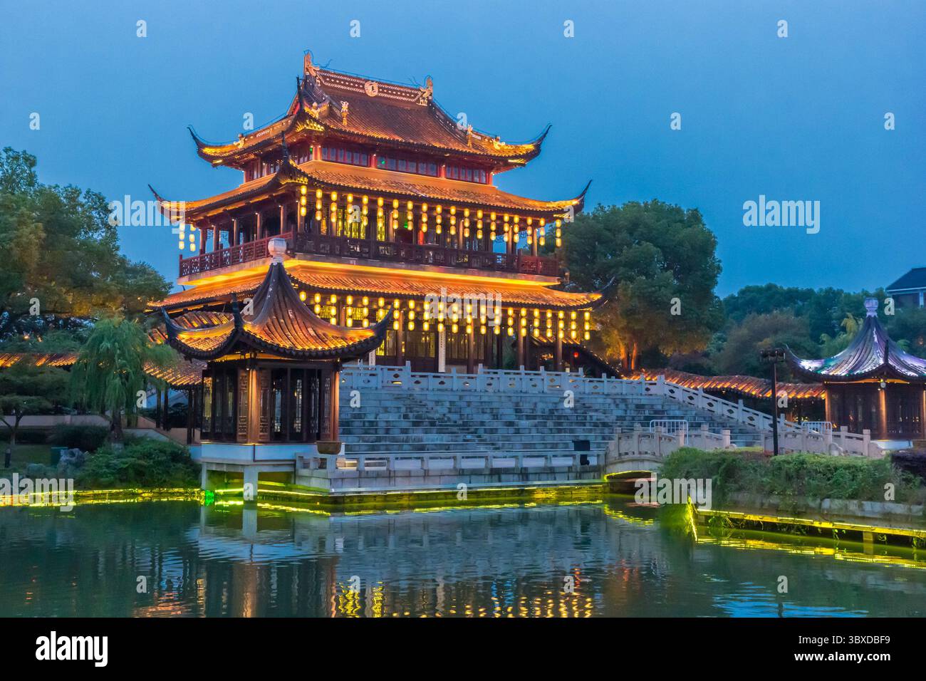 Padiglione con luce blu nell'area panoramica di Panmen a Suzhou, Cina Foto Stock