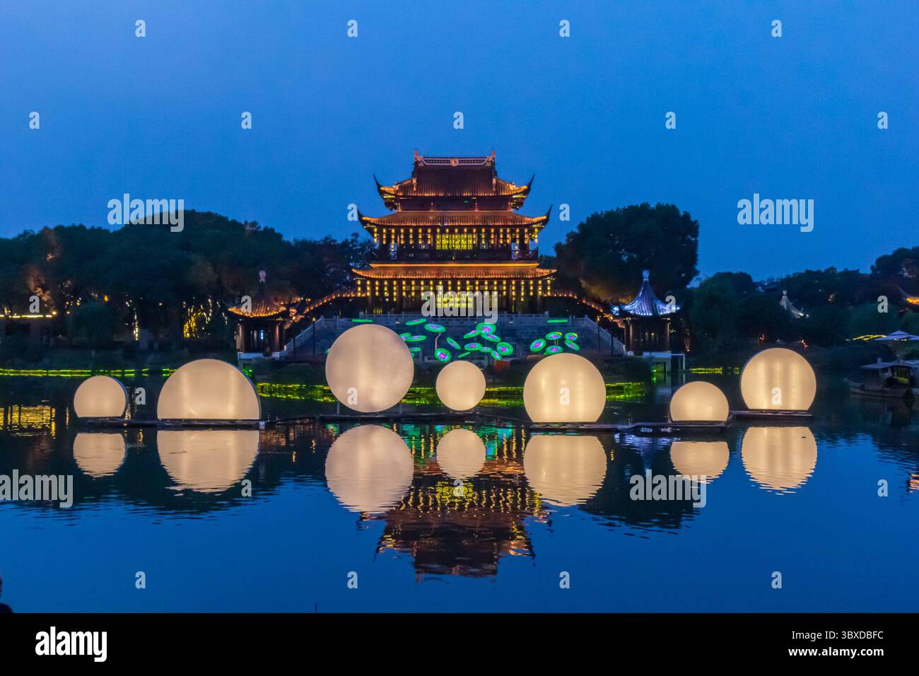 Cerchi bianchi di fronte al padiglione con luce blu nell'area panoramica di Panmen a Suzhou, Cina Foto Stock