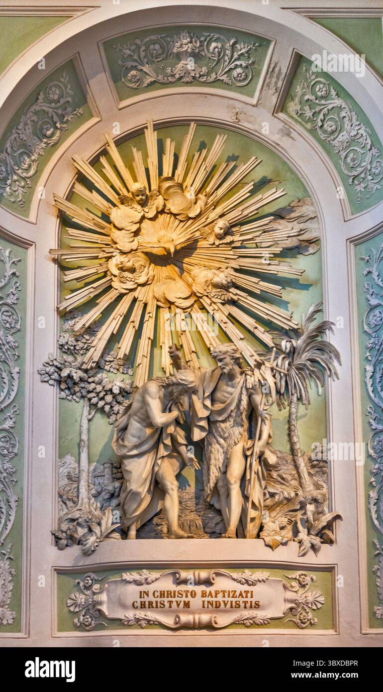 Il Battesimo di Cristo di Giovanni Battista, creato da Antonio Trentanove, la colomba come simbolo dello Spirito Santo, nella Cattedrale di Urbino, Italia Foto Stock