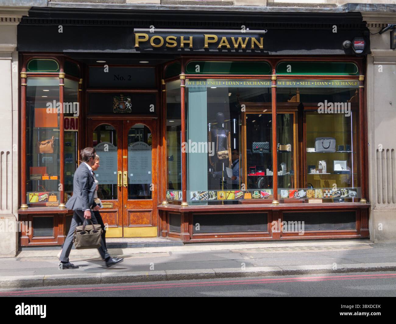 Posh Pawn, parte di Prestige Pawnbrokers e presente nella serie TV Posh Pawn di Channel 4, opera dalla sua filiale di Bishopsgate nella City di Londra, Regno Unito, offrendo prestiti garantiti contro articoli di lusso, tra cui borse di design, gioielli, orologi di fascia alta, auto d’epoca, arte, e antiquariato Foto Stock