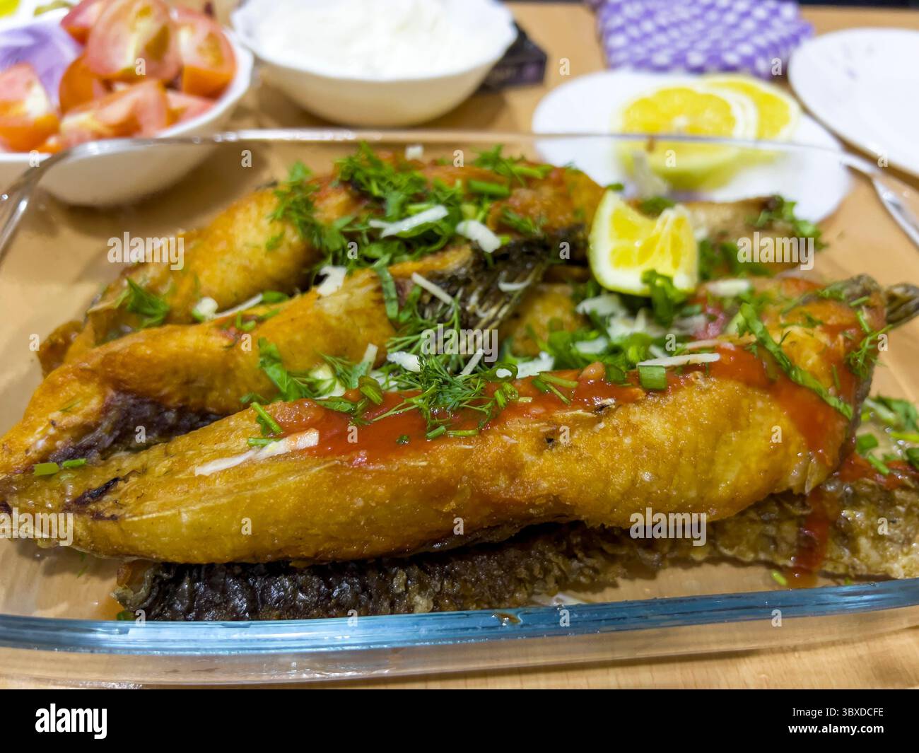 Pesce di carpa con porro fresco e limone. Foto Stock