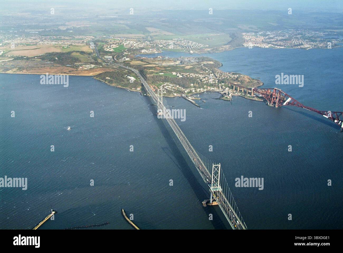 I due Forth Bridges originali, sparati dall'alto, nel 2005, Firth of Forth, Scozia centrale Foto Stock