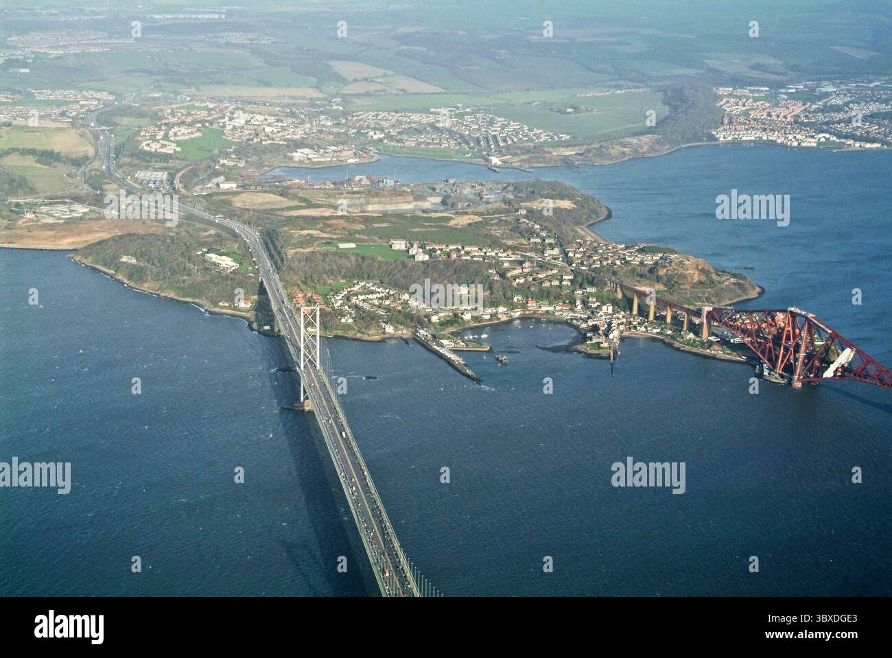 I due Forth Bridges originali, sparati dall'alto, nel 2005, Firth of Forth, Scozia centrale Foto Stock