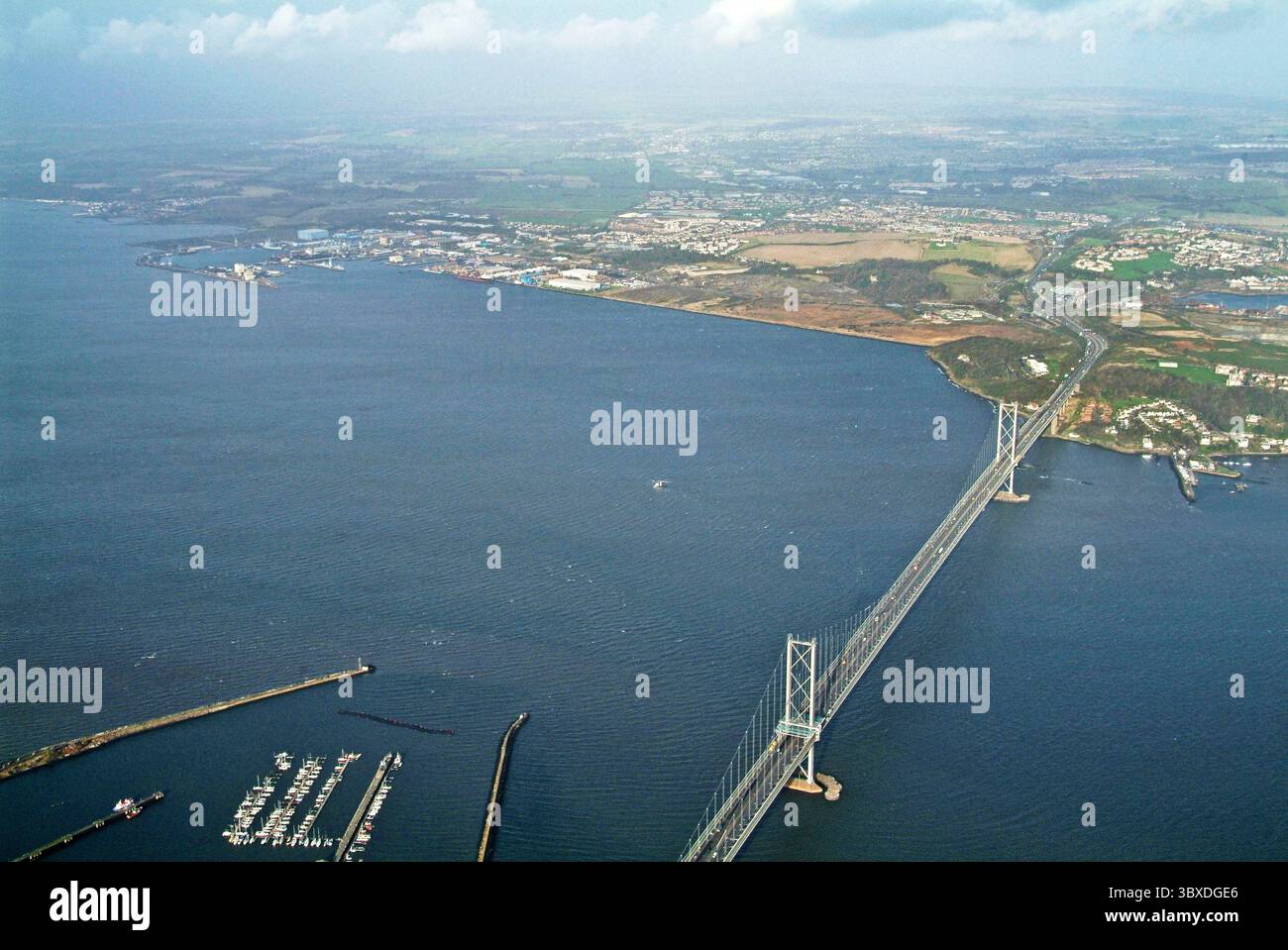 I due Forth Bridges originali, sparati dall'alto, nel 2005, Firth of Forth, Scozia centrale Foto Stock