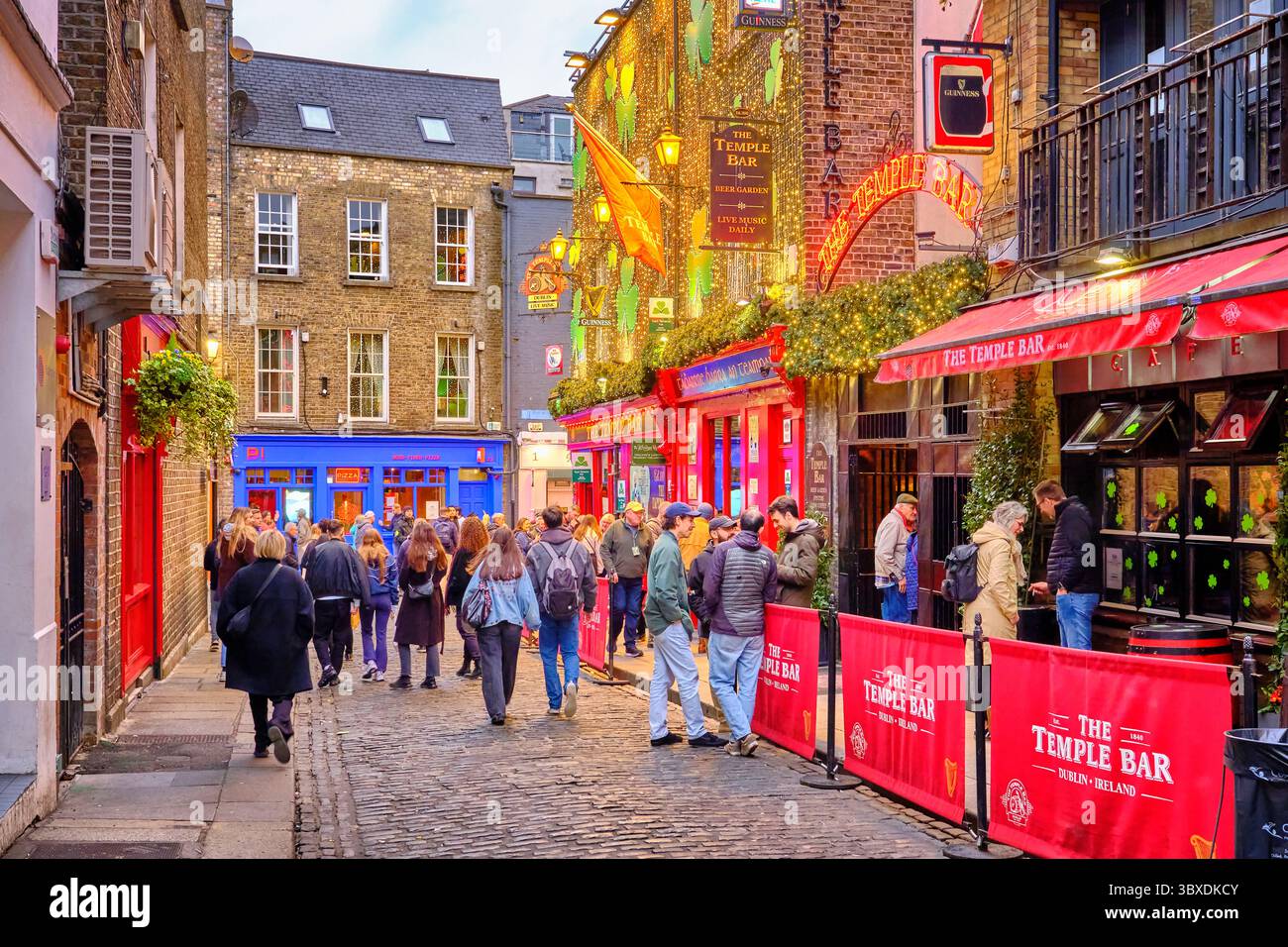 Il Temple Bar, un bar iconico nella città vecchia. Dublino, Repubblica d'Irlanda Foto Stock