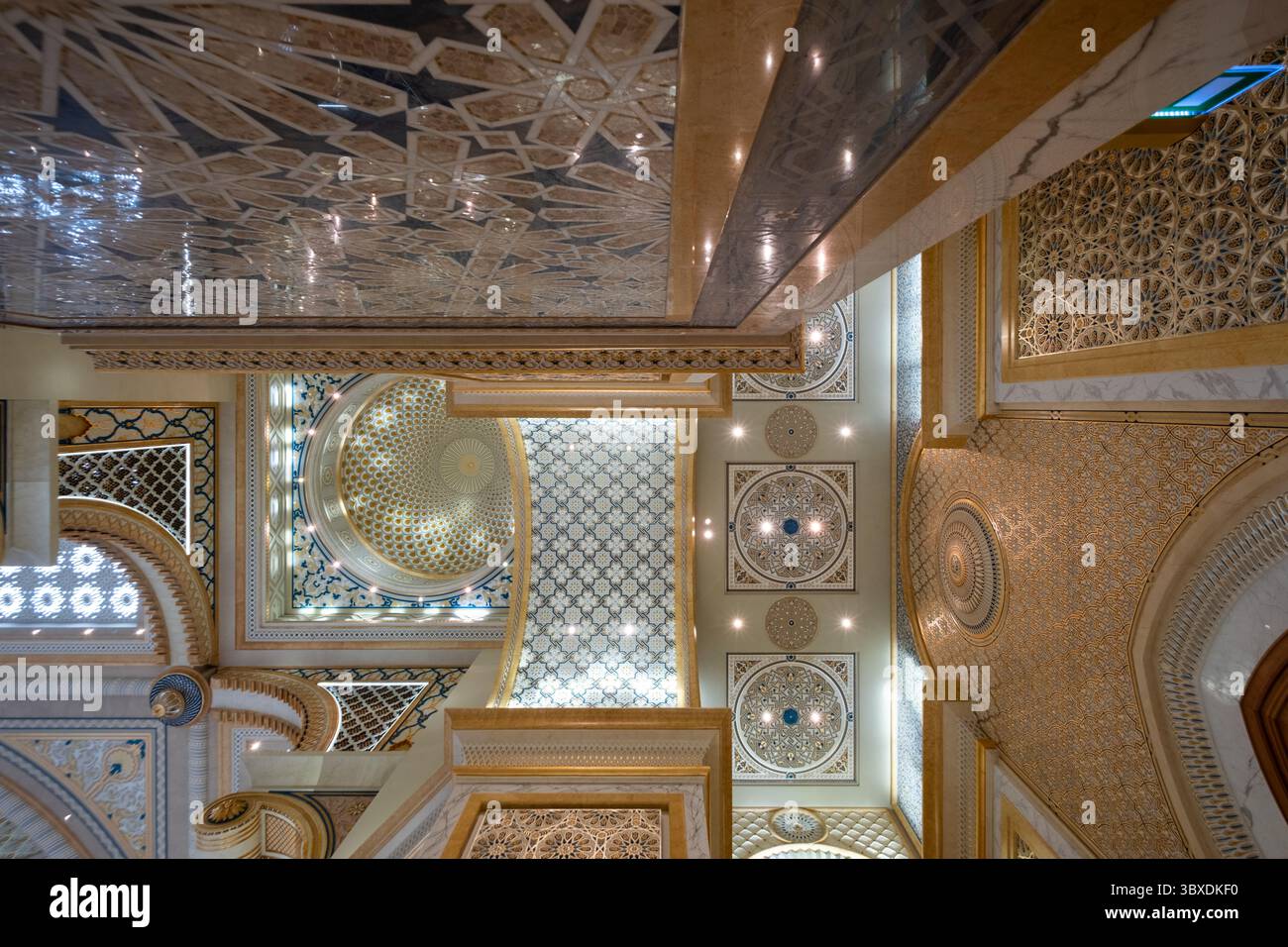 Lussuoso soffitto interno del palazzo con intricati motivi geometrici ed eleganti disegni in oro e bianco Foto Stock