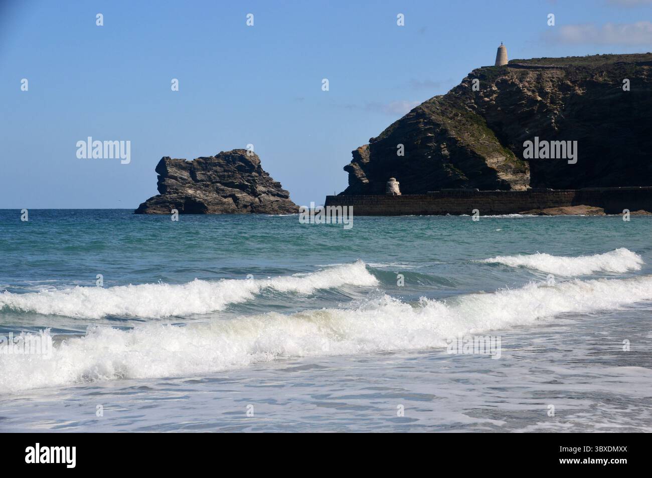 "Horse Rock", The Monkey House (Lookout Shelter) e Pepper Pot (Daymarker) Portreath sul Southwest Costal Path, Cornovaglia, Inghilterra, Regno Unito. Foto Stock