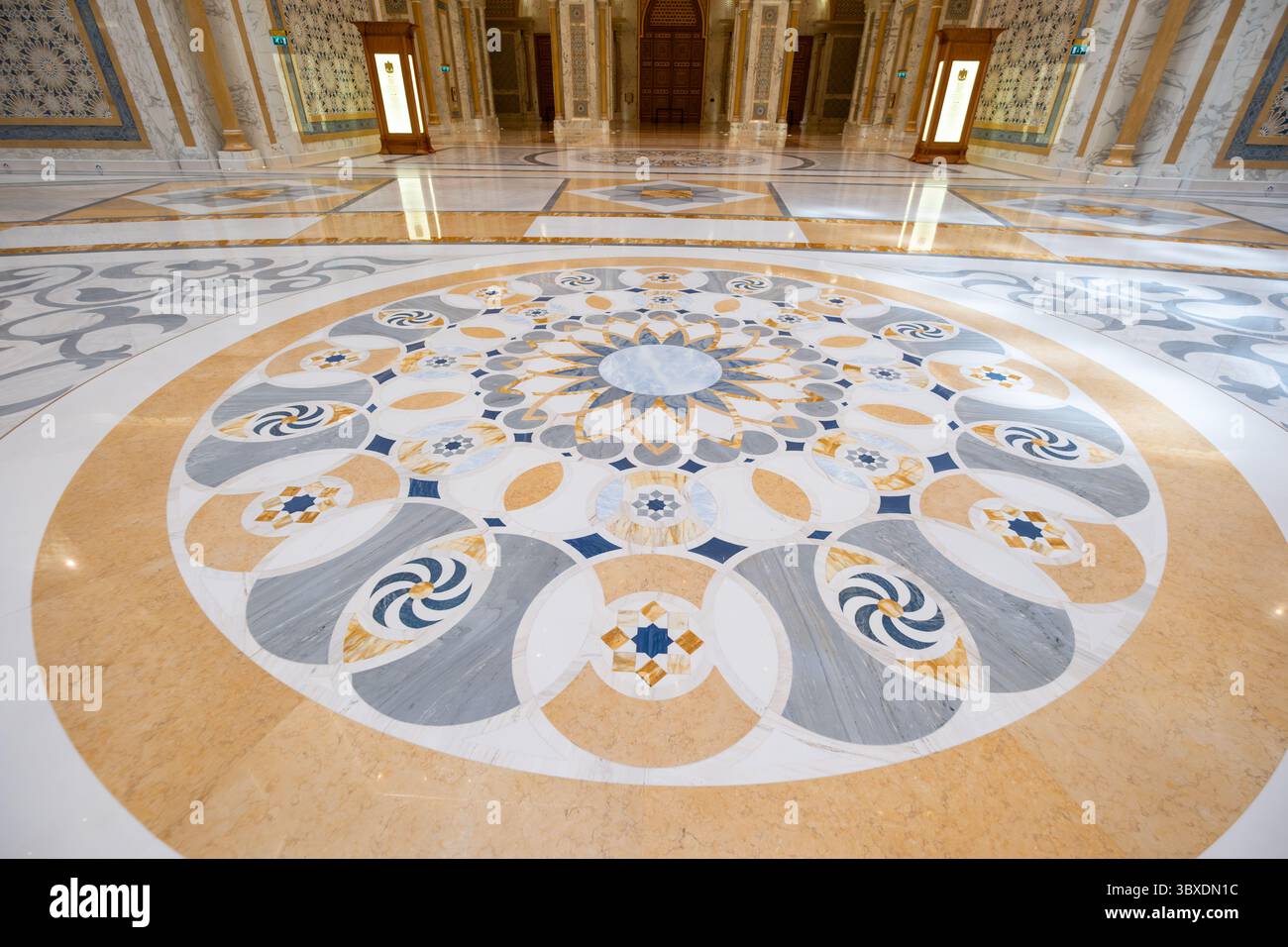 lussuoso design degli interni della hall con pavimento in marmo intricato, circondato da pareti e archi ornati, pavimento con intarsi in marmo Foto Stock