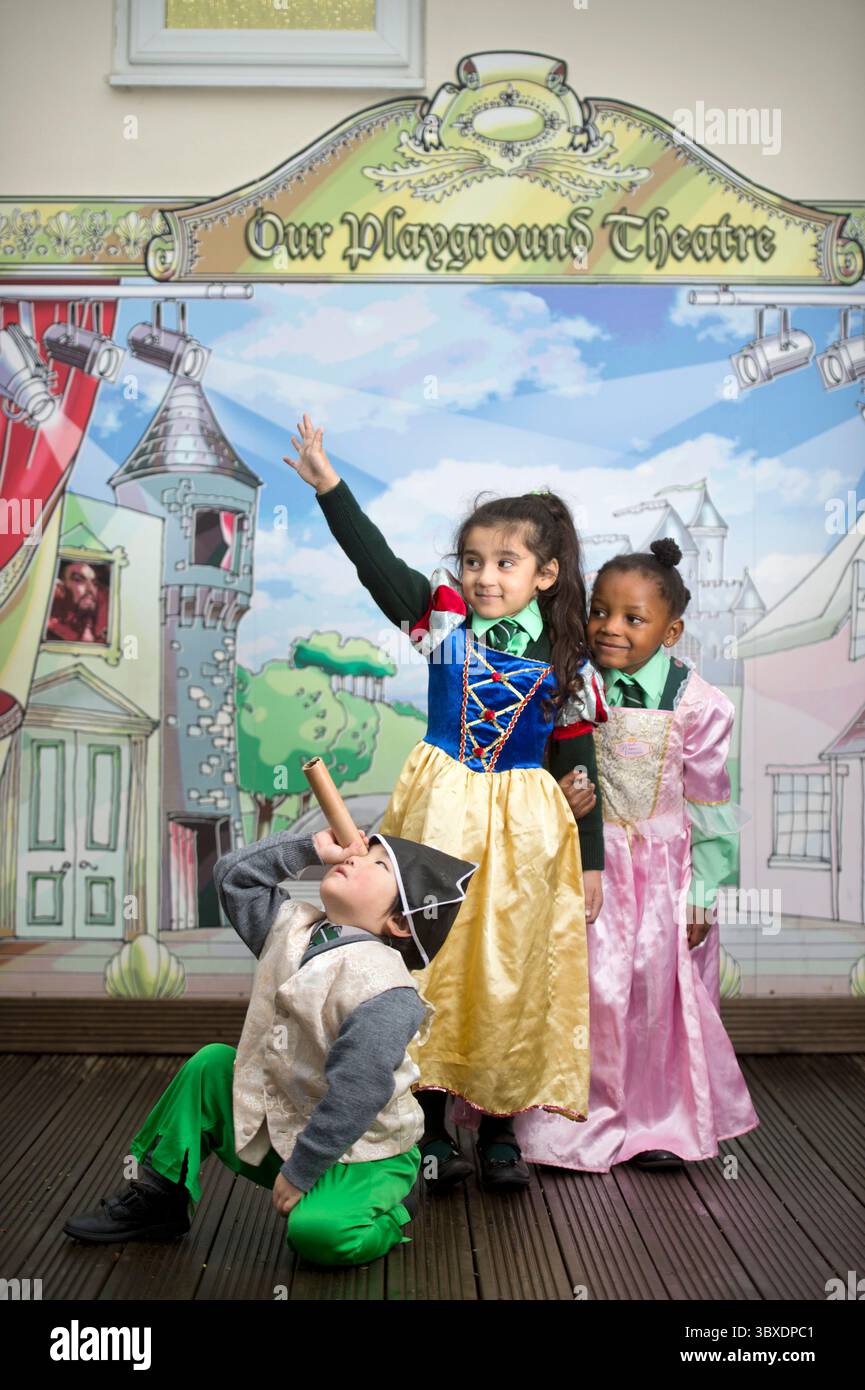 Una scuola preparatoria a Solihull, Birmingham - i bambini dell'asilo si vestono. Foto Stock
