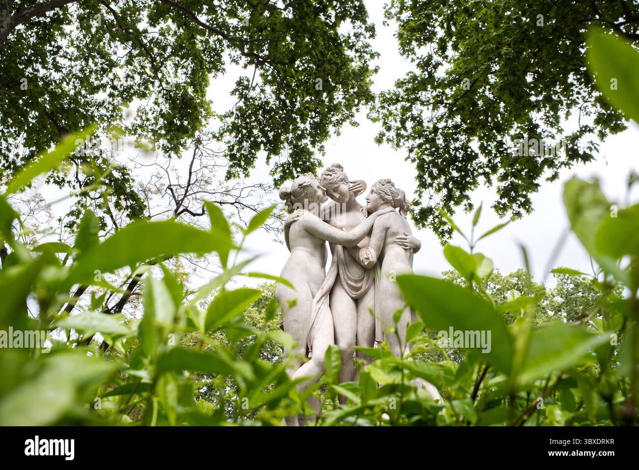 10 ottobre 2021, Cordoba capitale, Cordoba, ARGENTINA: Una riproduzione della famosa opera ''le tre grazie'' dello scultore veneziano Antonio Canova (Possagno RepÃºblica de Venecia, 1757-1822) si trova nel quartiere Belgrano, in piazza General Manuel Belgrano. (Immagine di credito: © Daniel Bustos/ZUMA Press Wire) Foto Stock
