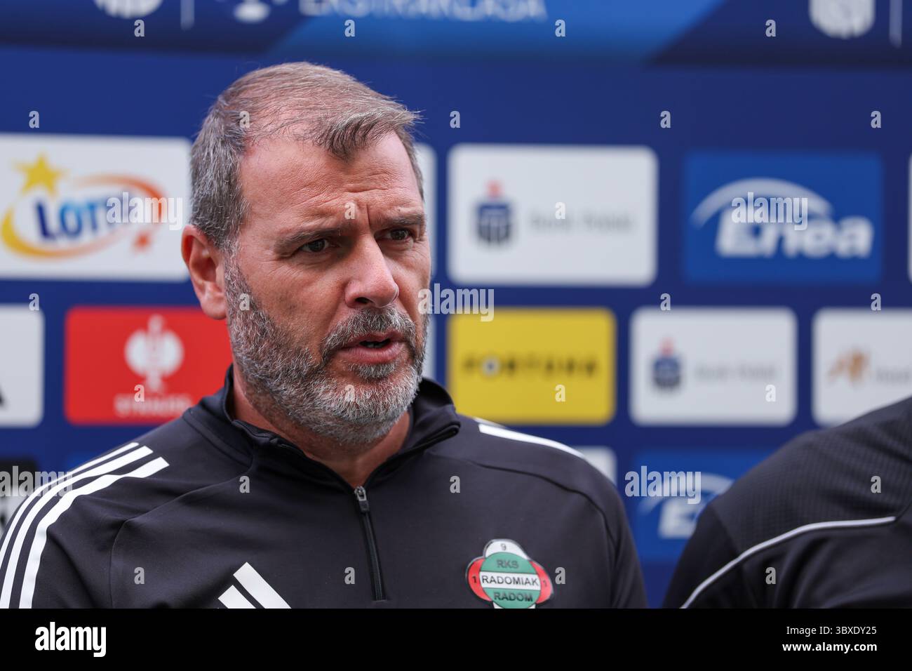 RADOM 18.07.2025 PILKA NOZNA PKO BANK POLSKI EKSTRAKLASA - KONFERENCJA PRASOWA RADOMIAK RADOM - CALCIO POLACCO TOP LEAGUE - RADOMIAK RADOM CONFERENZA STAMPA NZ TRENER JOAO HENRIQUES FOT. IGOR JAKUBOWSKI / 400 MM Foto Stock