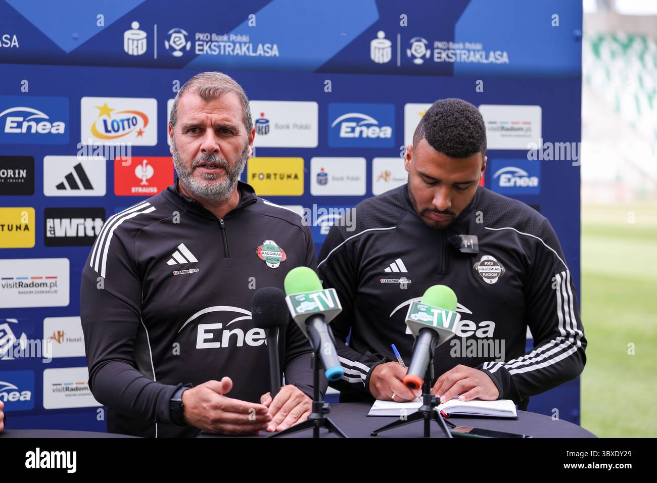 RADOM 18.07.2025 PILKA NOZNA PKO BANK POLSKI EKSTRAKLASA - KONFERENCJA PRASOWA RADOMIAK RADOM - CALCIO POLACCO TOP LEAGUE - RADOMIAK RADOM CONFERENZA STAMPA NZ TRENER JOAO HENRIQUES ROLAND THOMAS FOT. IGOR JAKUBOWSKI / 400 MM Foto Stock