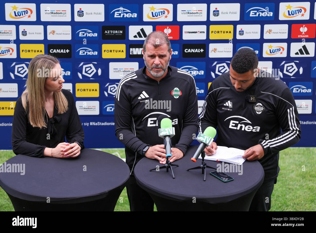 RADOM 18.07.2025 PILKA NOZNA PKO BANK POLSKI EKSTRAKLASA - KONFERENCJA PRASOWA RADOMIAK RADOM - CALCIO POLACCO TOP LEAGUE - RADOMIAK RADOM CONFERENZA STAMPA NZ GABRIELA POLAK TRENER JOAO HENRIQUES ROLAND THOMAS FOT. IGOR JAKUBOWSKI / 400 MM Foto Stock
