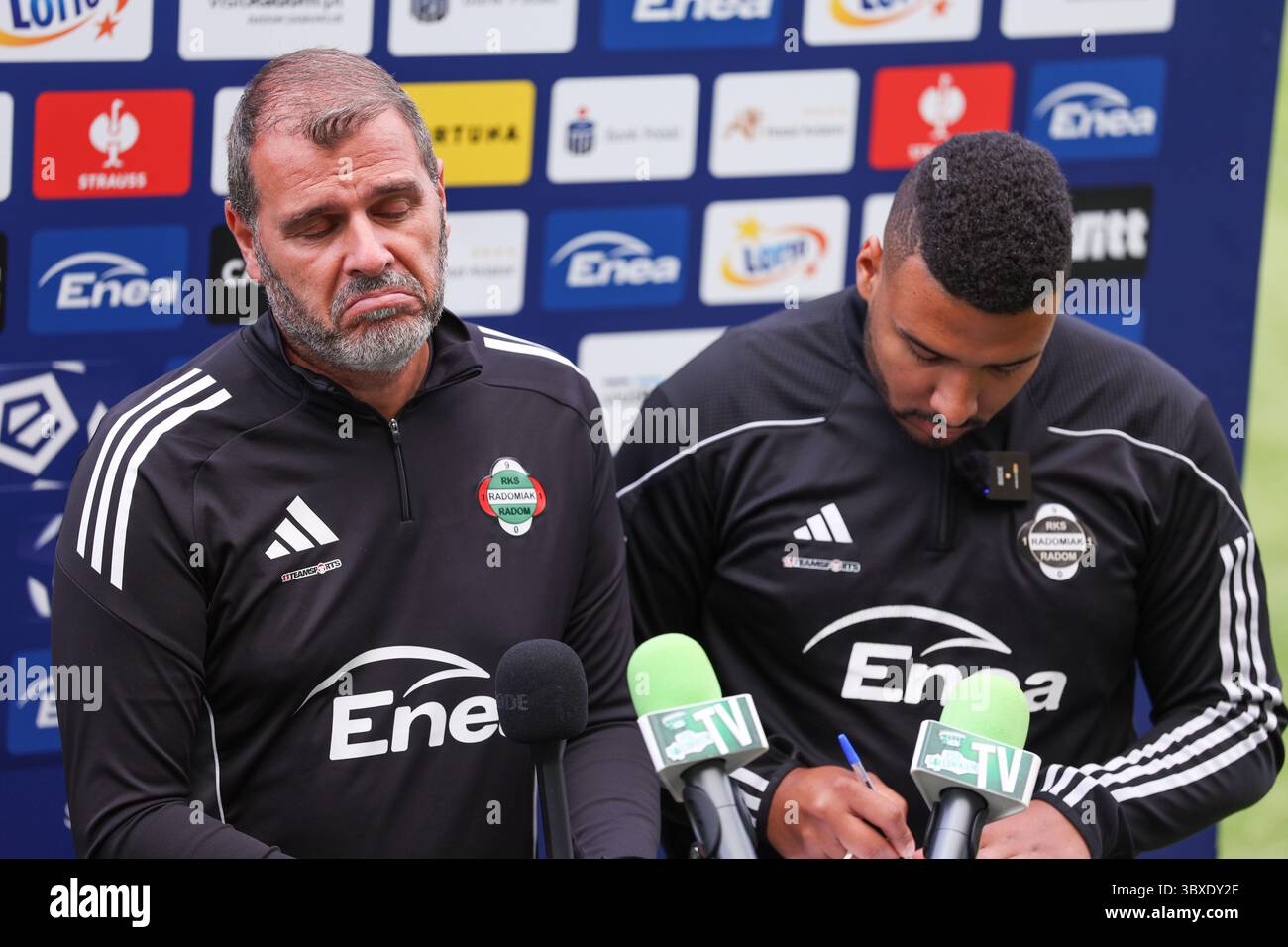 RADOM 18.07.2025 PILKA NOZNA PKO BANK POLSKI EKSTRAKLASA - KONFERENCJA PRASOWA RADOMIAK RADOM - CALCIO POLACCO TOP LEAGUE - RADOMIAK RADOM CONFERENZA STAMPA NZ TRENER JOAO HENRIQUES ROLAND THOMAS FOT. IGOR JAKUBOWSKI / 400 MM Foto Stock