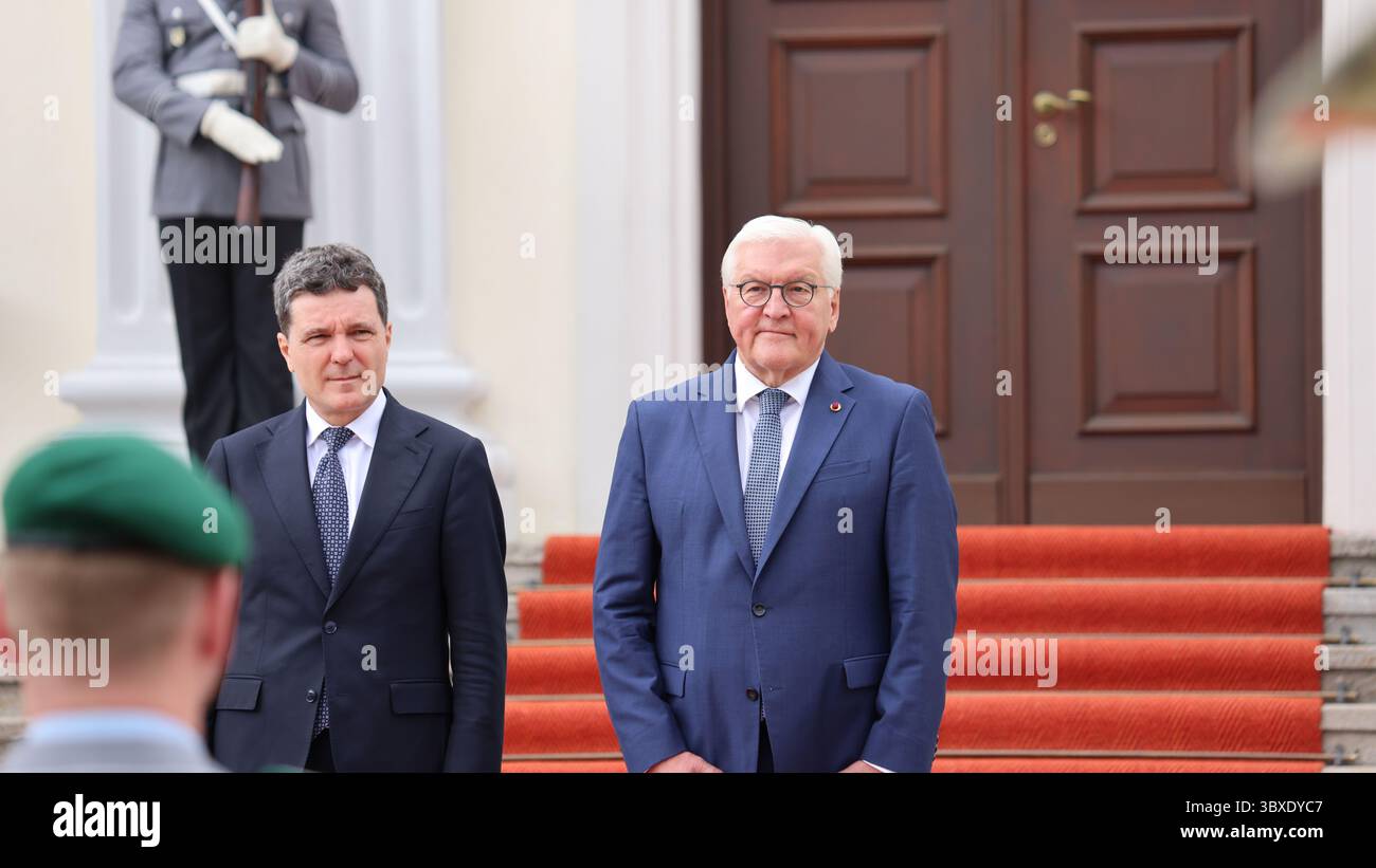 Berlino, Germania, 18 giugno 2025. Accoglienza del Presidente della Romania, Nicușor Dan, con lode militari da parte del Presidente federale Frank-Walter Steinmeier allo Schloss Bellevue, seguita da colloqui ufficiali. Foto: Klaus Kroenert credito: Klaus Kroenert/Alamy Live News Foto Stock