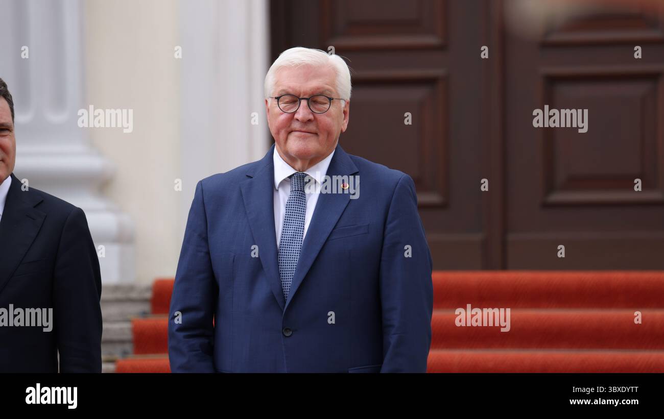 Berlino, Germania, 18 giugno 2025. Accoglienza del Presidente della Romania, Nicușor Dan, con lode militari da parte del Presidente federale Frank-Walter Steinmeier allo Schloss Bellevue, seguita da colloqui ufficiali. Foto: Klaus Kroenert credito: Klaus Kroenert/Alamy Live News Foto Stock
