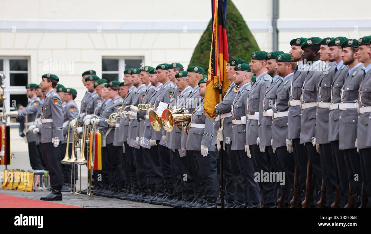 Berlino, Germania, 18 giugno 2025. Accoglienza del Presidente della Romania, Nicușor Dan, con lode militari da parte del Presidente federale Frank-Walter Steinmeier allo Schloss Bellevue, seguita da colloqui ufficiali. Foto: Klaus Kroenert credito: Klaus Kroenert/Alamy Live News Foto Stock