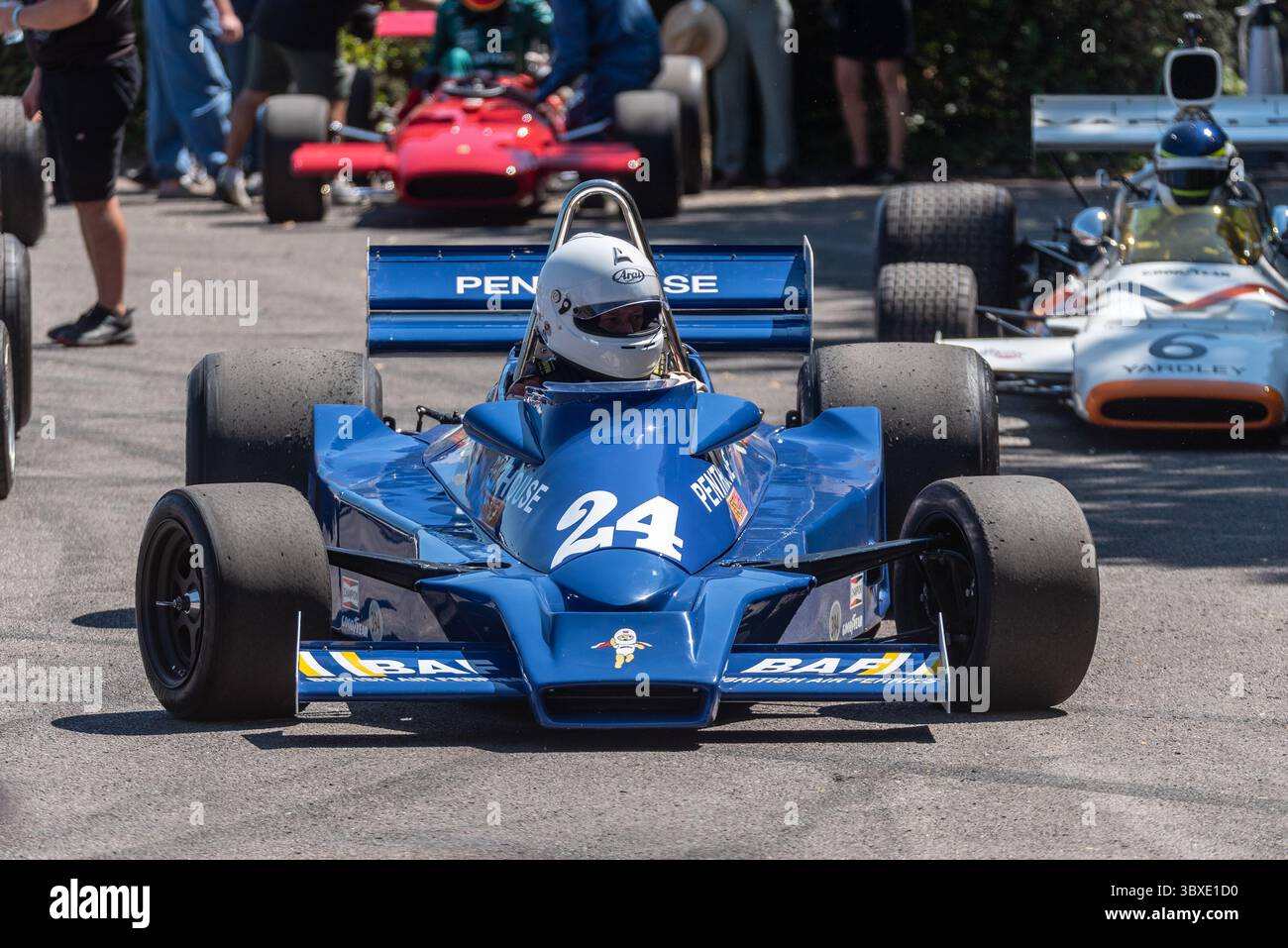 Hesketh 308E Formula 1 prima di salire sulla pista per arrampicate al Goodwood Festival of Speed 2025 Motorsport and Motoring event Foto Stock