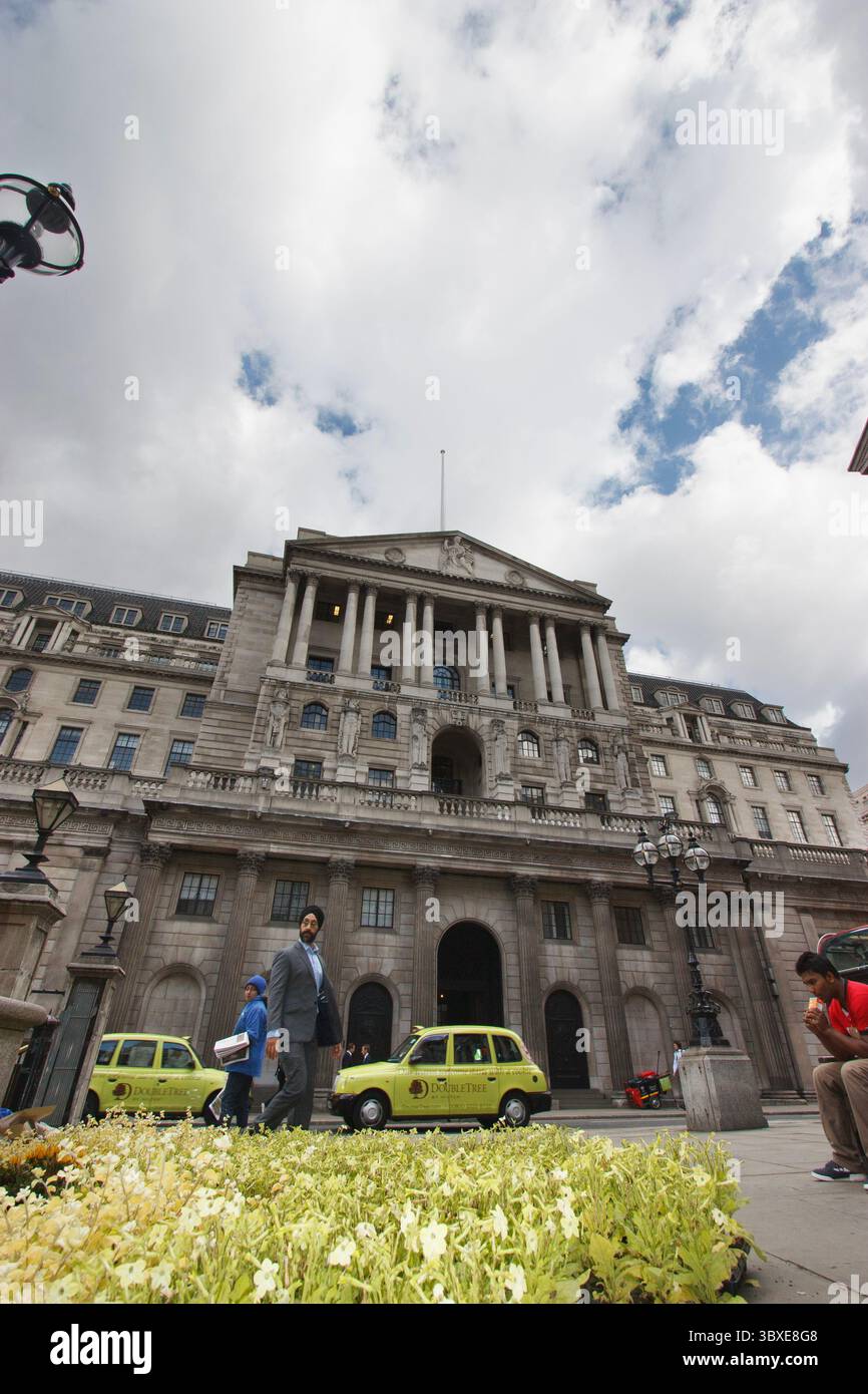 Piante in vaso disposte in file ordinate accanto alla Bank of England, Londra, Regno Unito, in attesa di essere piantate nei vicini giardini pubblici tra Threadneedle Street e Cornhill. L'iniziativa verde aggiunge fascino naturale allo storico quartiere finanziario Foto Stock